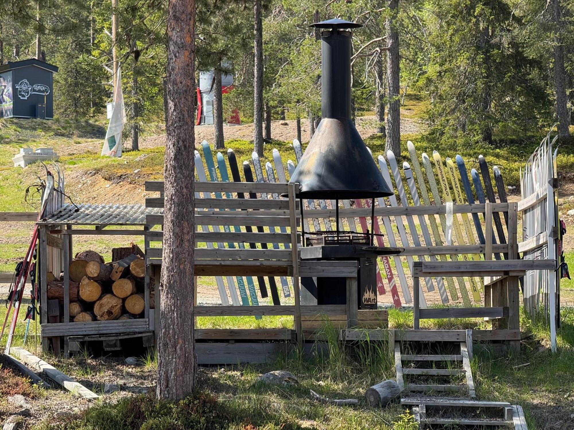 Vuosselin Helmi C11 - 2x Kesaekausikortti, Talvella 2x Hissiliput Appartement *